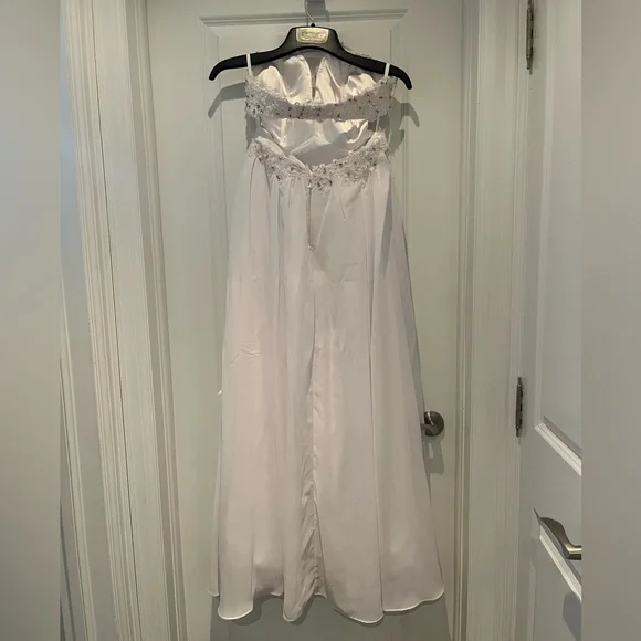 Elegant White Beaded Gown - Picture 2 of 4